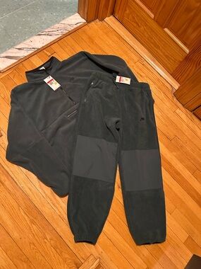 Nike Charcoal Gray Fleece Pullover and Joggers Set